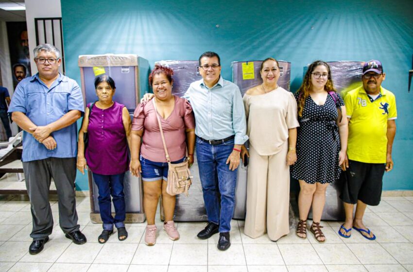  Gobierno de Mazatlán entrega cuatro refrigeradores  a vecinos del Fraccionamiento Hogar del Pescador