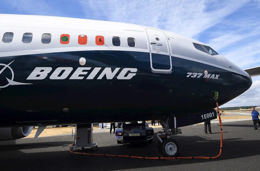  Investigadores de EU recuperan un panel del 737 MAX y acciones de Boeing se hunden