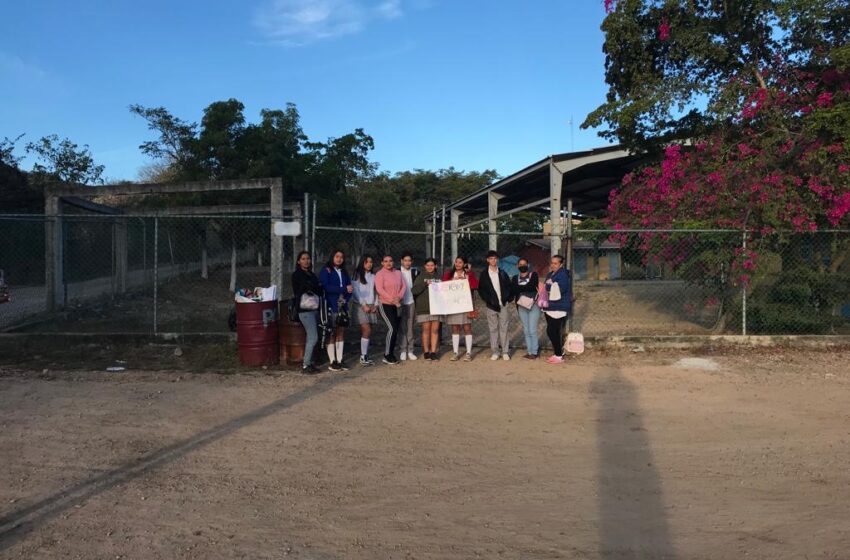 Sin maestros y sin clases; se manifiestan padres y alumnos en Telesecundaria de El Vainillo, en Mazatlán
