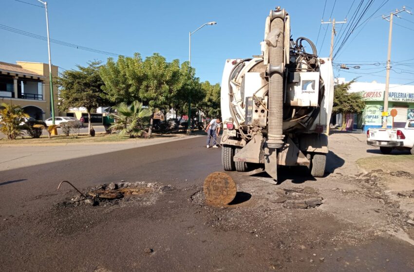  Buscan poner fin a derrames de aguas negras en la avenida Jacarandas de Mazatlán