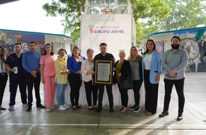  Apadrina ARHE a escuela en Mazatlán y su presidente, Juan José Arellano recibe reconocimiento por labor altruista