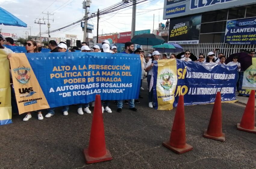  Docentes de la UAS y estudiantes cierran la avenida Ejército Mexicano, en Mazatlán; piden respeto a la autonomía