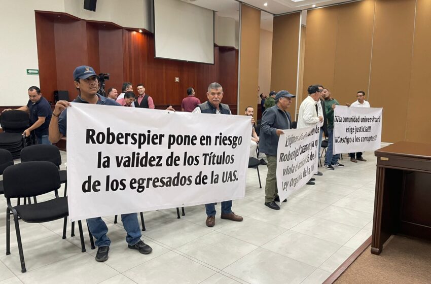  ‘Robespierre pone en riesgo validez de títulos de egresados de la UAS’; protestan en Congreso