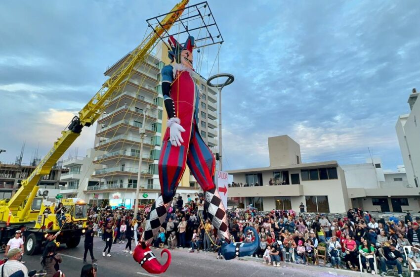  Turistas y locales abarrotaron el Malecón en el segundo desfile de Carnaval en Mazatlán