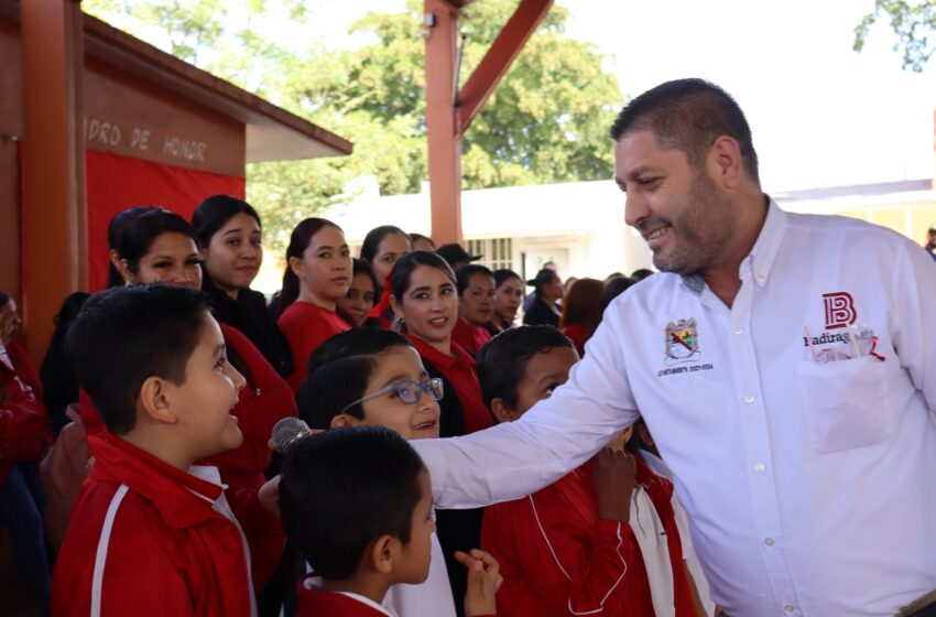  Alcalde de Badiraguato celebra el Día del Amor y la Amistad en escuela