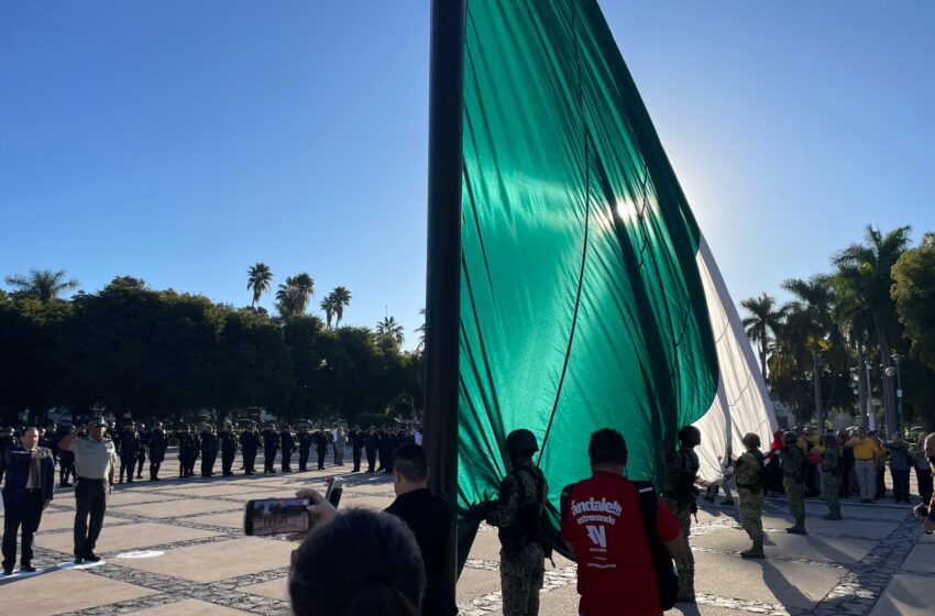  Autoridades estatales y militares conmemoran el CXI Aniversario del Ejército Mexicano en campo militar El Sauz