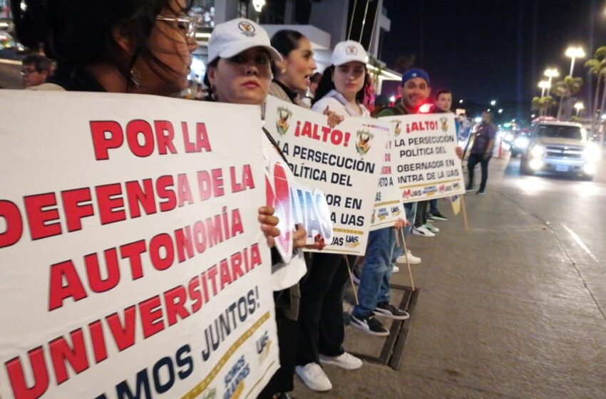  Manifestantes de la UAS bloquean entrada a hotel donde llegará AMLO en Mazatlán