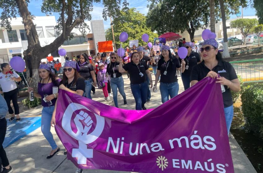  Con pancartas y globos morados, marchan colectivos en Culiacán para exigir seguridad para las mujeres