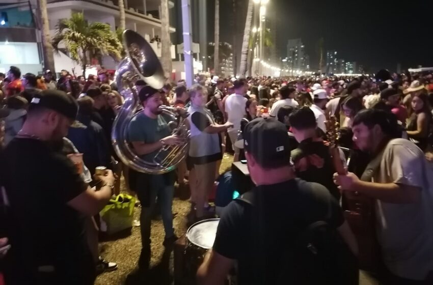  ¡Todos a bailar! Retumba la banda en el Malecón de Mazatlán