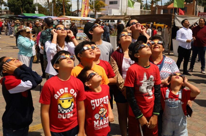  Admiran eclipse solar turistas y navolatenses desde la explanada de Altata