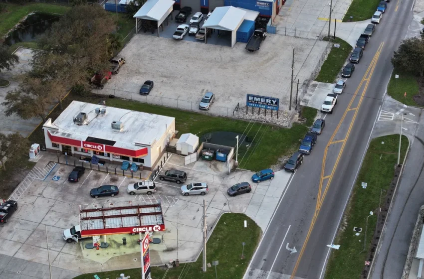  Los floridanos regresan a casa para limpiar tras dos huracanes, sin combustible ni electricidad