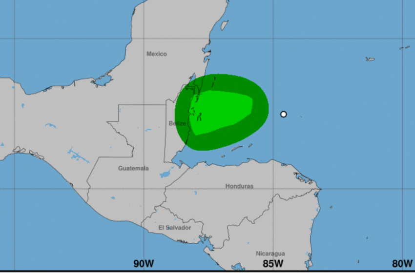  Emiten vigilancia por la potencial tormenta tropical Nadine en partes de México y Belice