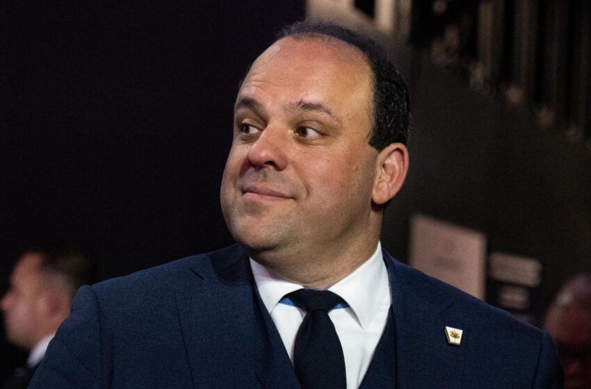  Abogados de Trump investigan a asesor por buscar beneficios económicos, dicen fuentes