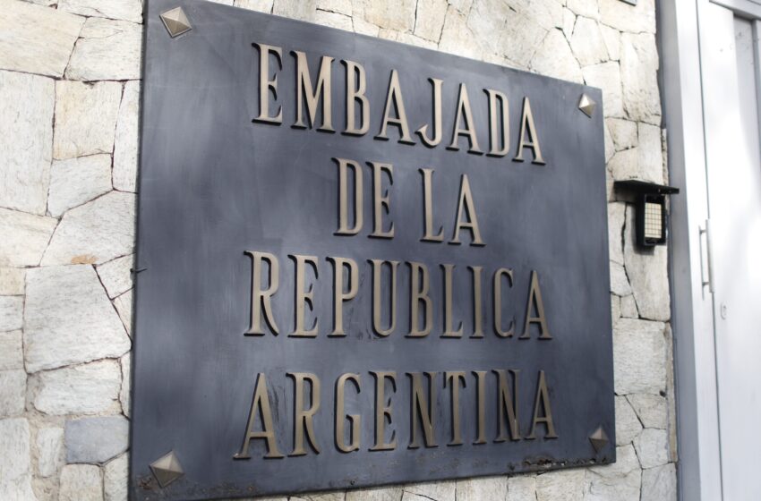  La oposición de Venezuela denuncia el presunto robo de fusibles eléctricos de la Embajada de Argentina en Caracas, que asila a seis opositores al Gobierno de Maduro