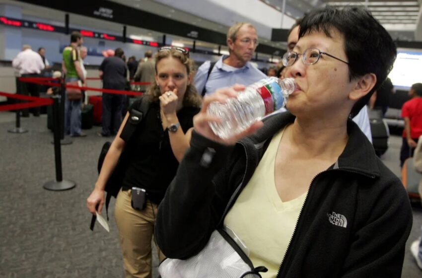  El truco para pasar botellas de agua en los controles de seguridad de los aeropuertos en EE.UU. legalmente