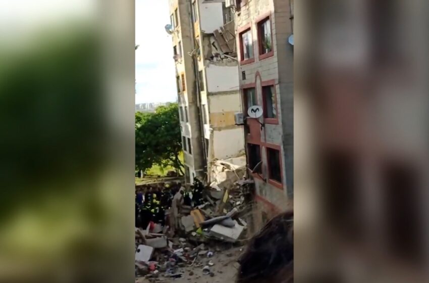  Rescatan a 5 personas tras el derrumbe de un edificio en Barranquilla, Colombia; autoridades buscan a otra