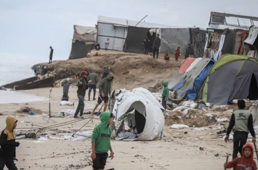  “El invierno en Gaza significa que más gente morirá tiritando”: el frío y la lluvia suponen una amenaza añadida para los palestinos desplazados
