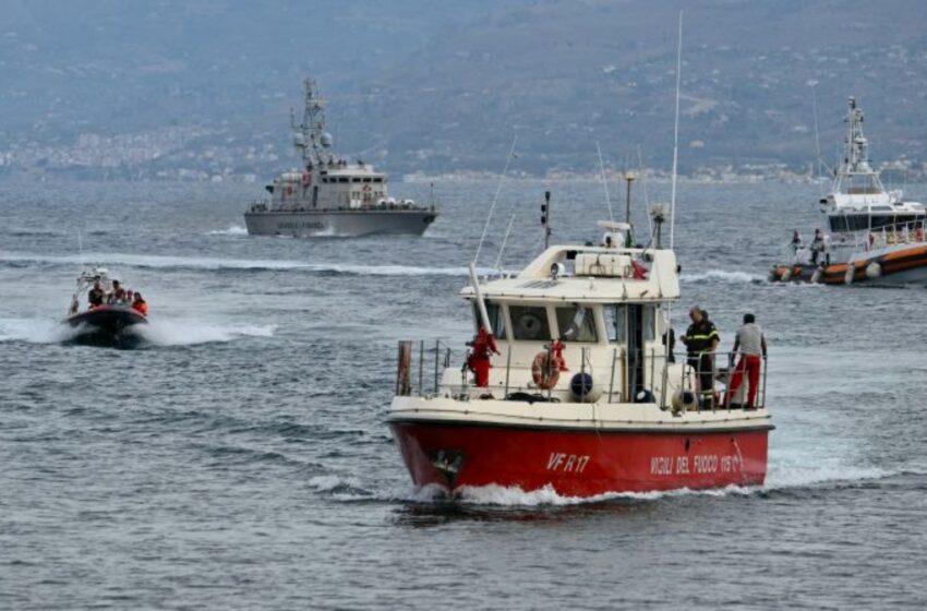  La carrera para reflotar el superyate Bayesian en Sicilia