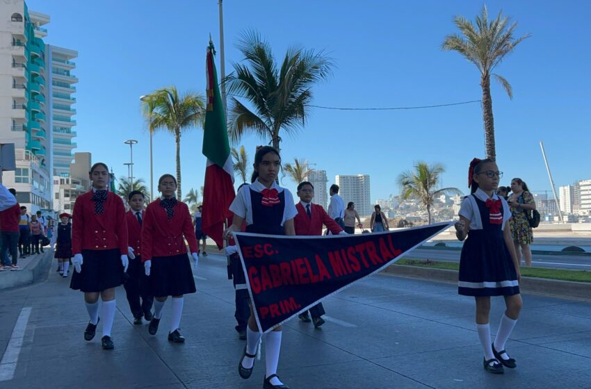  Desfilan por el malecón 90 Escoltas de escuelas primarias federales de Mazatlán