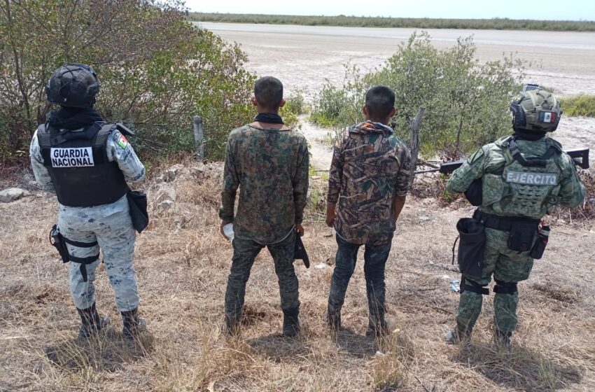 Ejército Mexicano recupera vehículo con reporte de robo y localiza a personas que habían privado de la libertad en Mazatlán