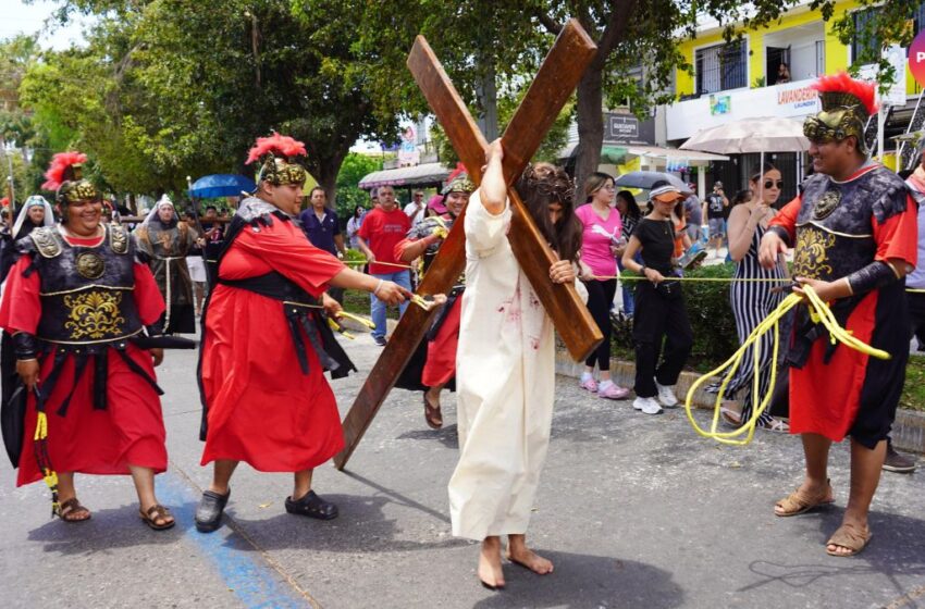  Fe que camina: Mazatlán revive con devoción el Viacrucis de Jesús 