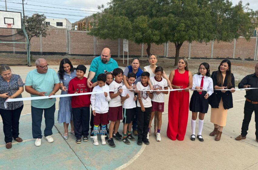  Dijo que sí y cumplió: Estrella Palacios entrega barda a escuela de Urías