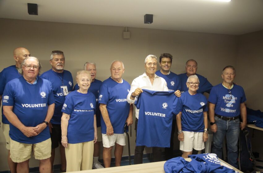  El Consejo Rector del Centro Histórico entrega 70 camisetas a voluntarios de “Mazatlán Tourist Aide”