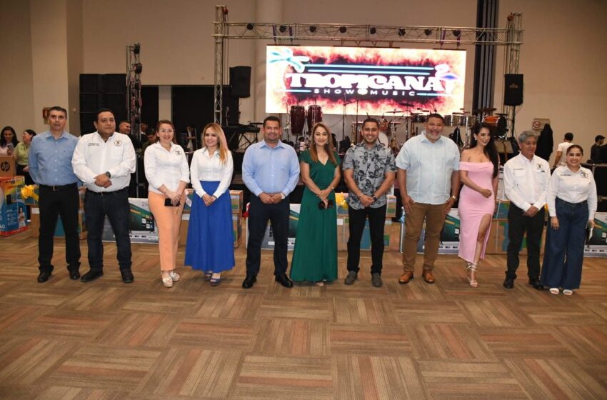  Festejan con comida a docentes de la URS de la UAS