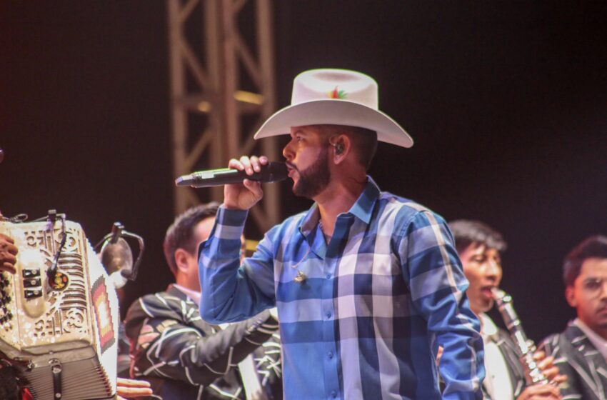  Con concierto de Toño Lizárraga celebran a las madres mazatlecas