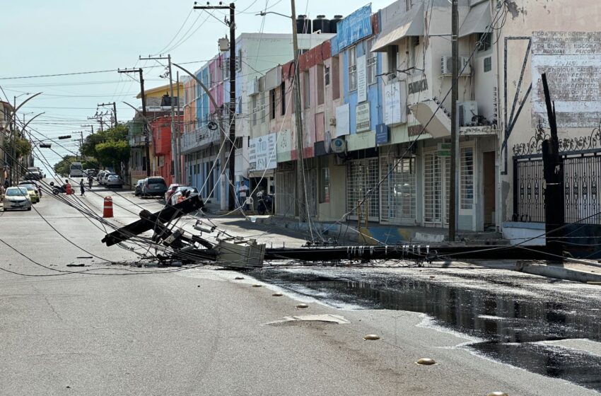  Poste de la CFE cae sobre Avenida Zaragoza y deja sin luz zozas del Centro de Mazatlán