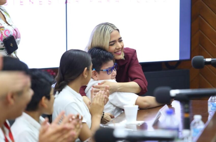  Niñas y niños de USAER 116 dialogan con la alcaldesa Estrella Palacios