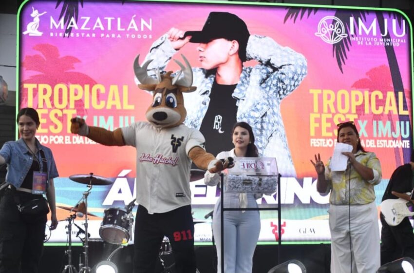  Estudiantes celebran su día con música, regalos y alegría en el Tropical Fest
