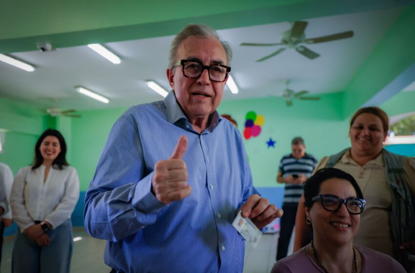  Gobernador Rubén Rocha Moya ejerce su derecho al voto en histórica jornada electoral