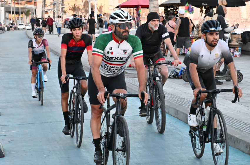  Celebran mazatlecos el Día Mundial de la Bicicleta con un paseo por el Malecón