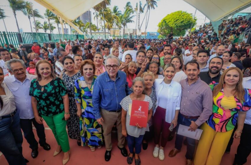  Más de mil 200 mazatlecos reciben escrituras y títulos de propiedad 