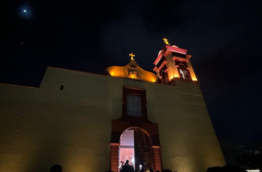 Iluminan el Templo de San José, la parroquia más antigua de Mazatlán