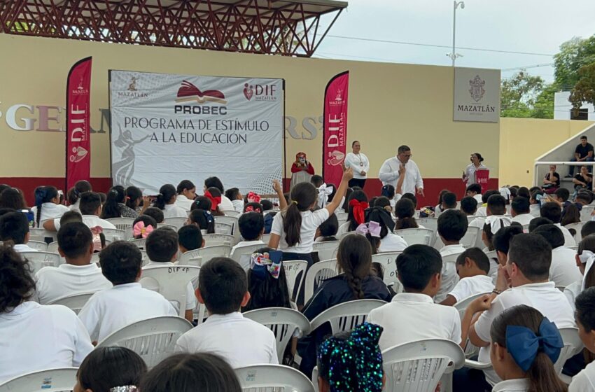 Estudiantes de Mazatlán reciben becas del programa PROBEC